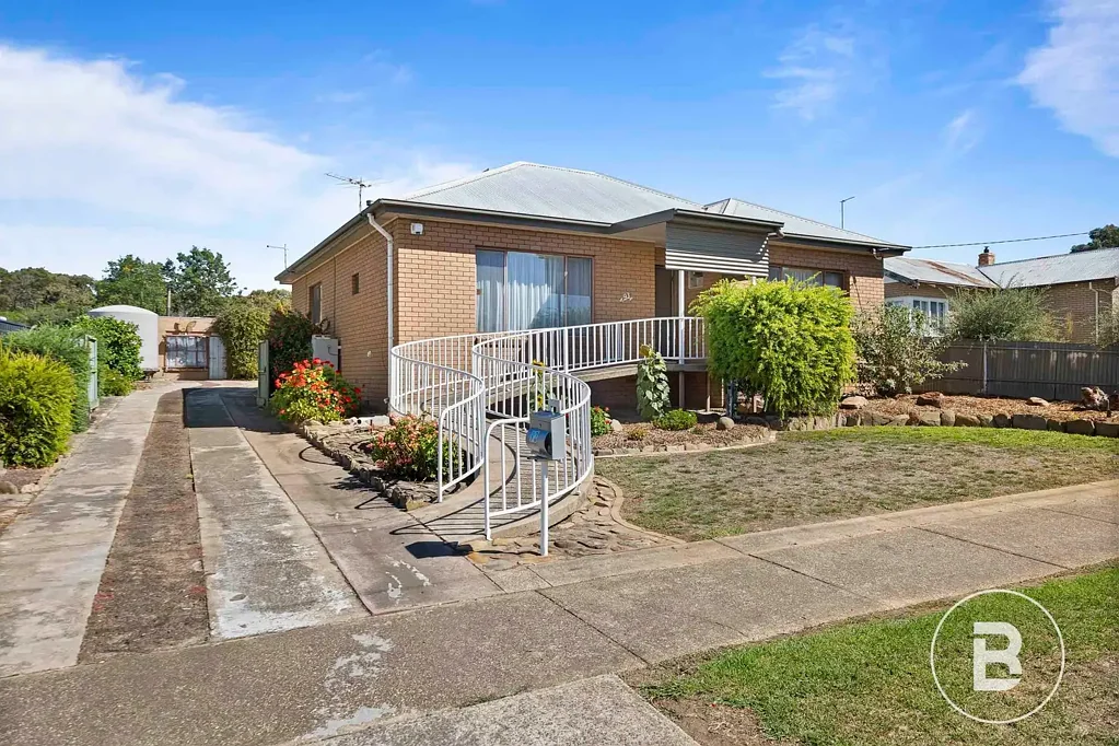Ararat 3房  NEAT, SPACIOUS AND AN ABDUNANCE OF SHEDDING IN A PRIME LOCATION