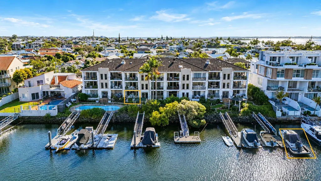 Runaway Bay 2房  Elevated Ground Floor Unit with Bridge Free Marina Berth