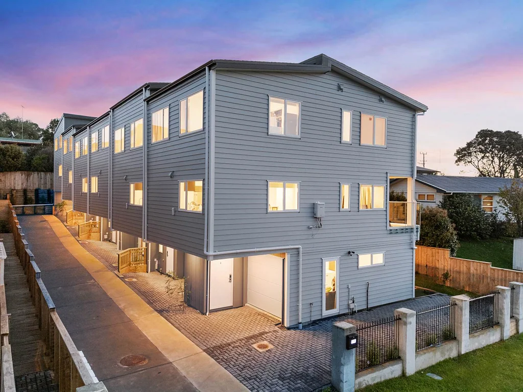 Northcote 4ਬੈੱਡਰੂਮ One Year New Townhouses – Only one left !