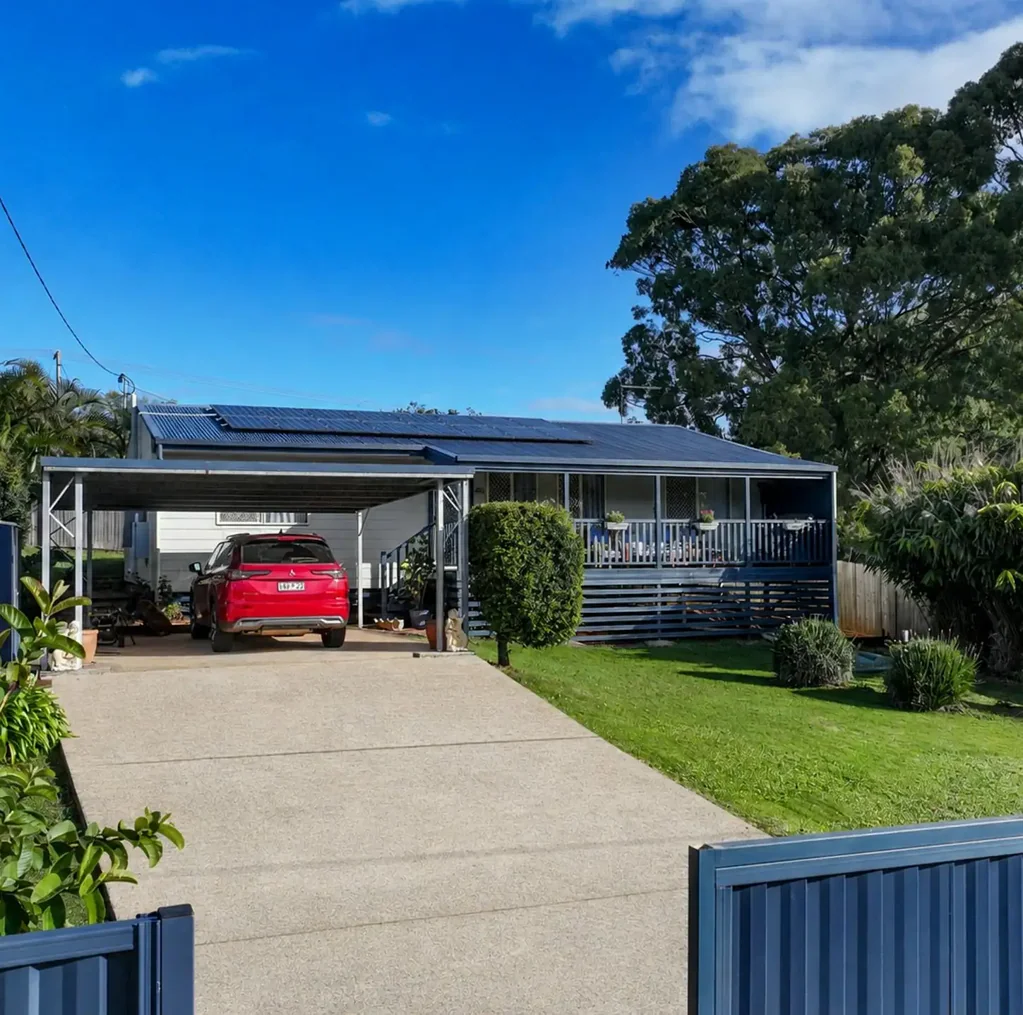 Russell Island 3房 711sqm北向地块 三卧住宅 双车位车库 4.8kW太阳能 6kW空调 电控前门 精致花园 花园储物间 近渡轮商圈学校 North-Facing Family Home on 711sqm in Sought-After Laurel Street