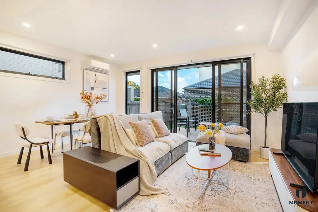 Oakleigh East 4બેડરૂમ Modern Townhouse with Two Master Suites & East-Facing Deck
