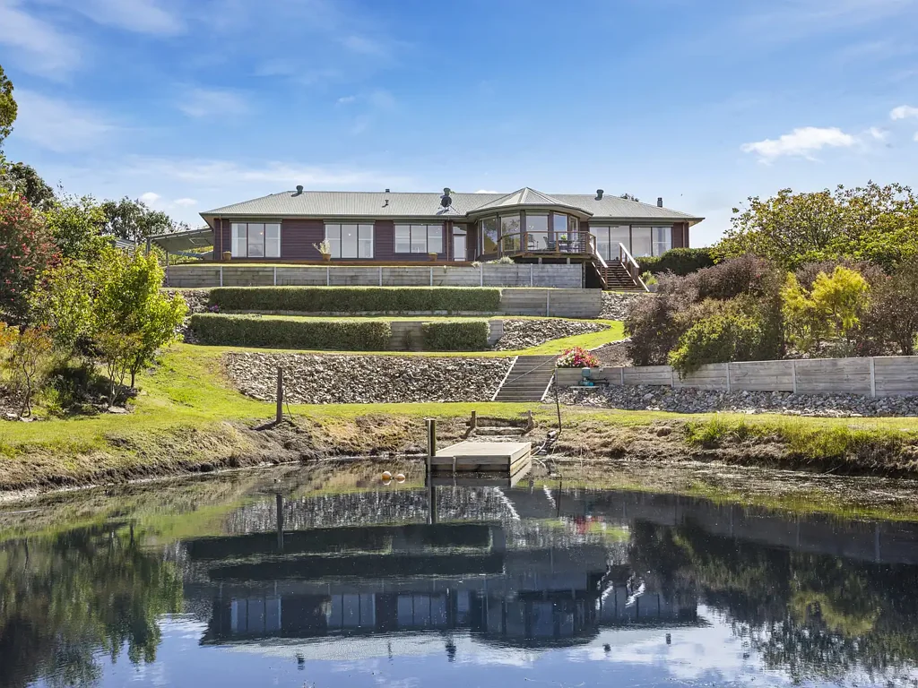 Big sky, big views - a rare long-term rental above Waratah Bay