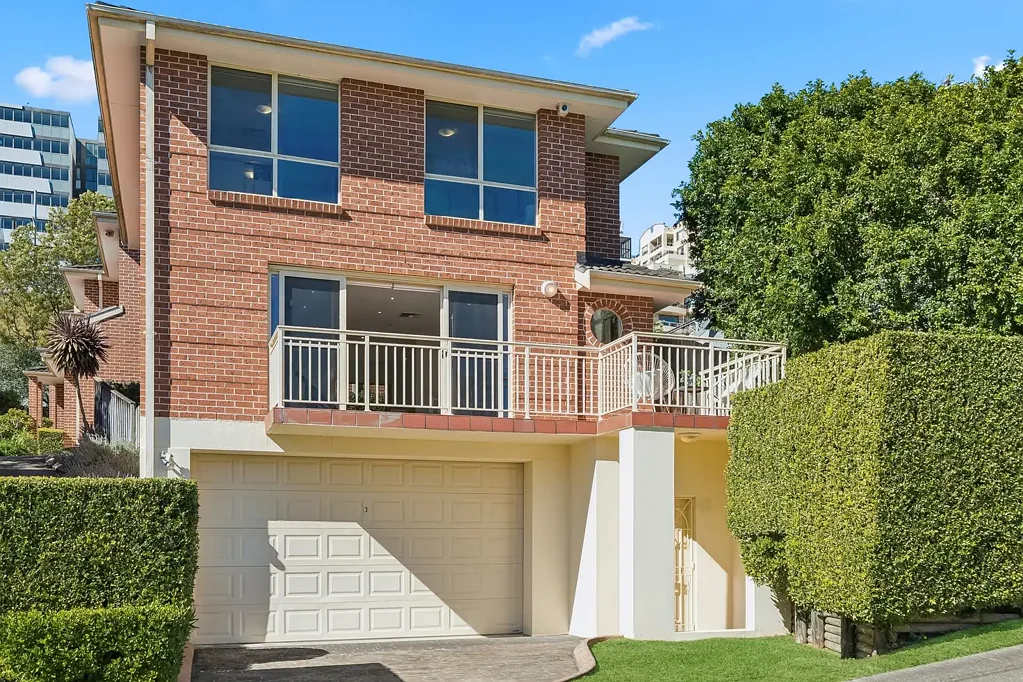 Hornsby 3房 位于 Hornsby 黄金地段的独立式联排别墅，带双车库 Freestanding Townhouse with Double Garage in a Prime Hornsby Location