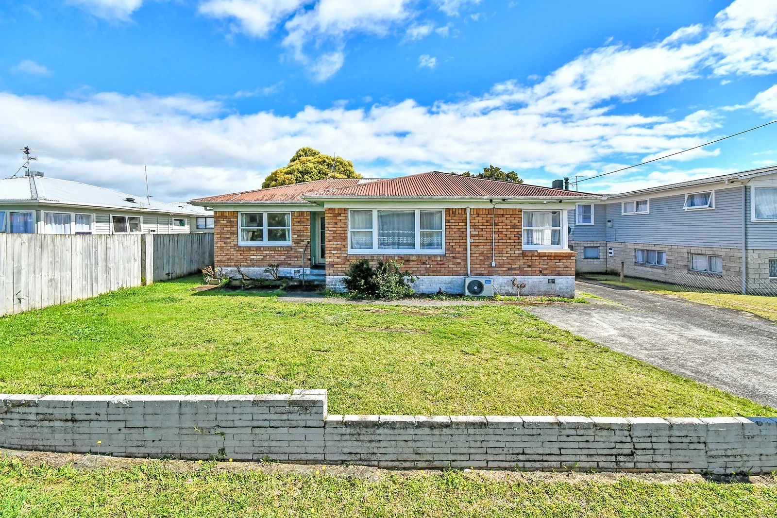Rosehill 3房  Freehold, Brick & Full of Potential in Rosehill!