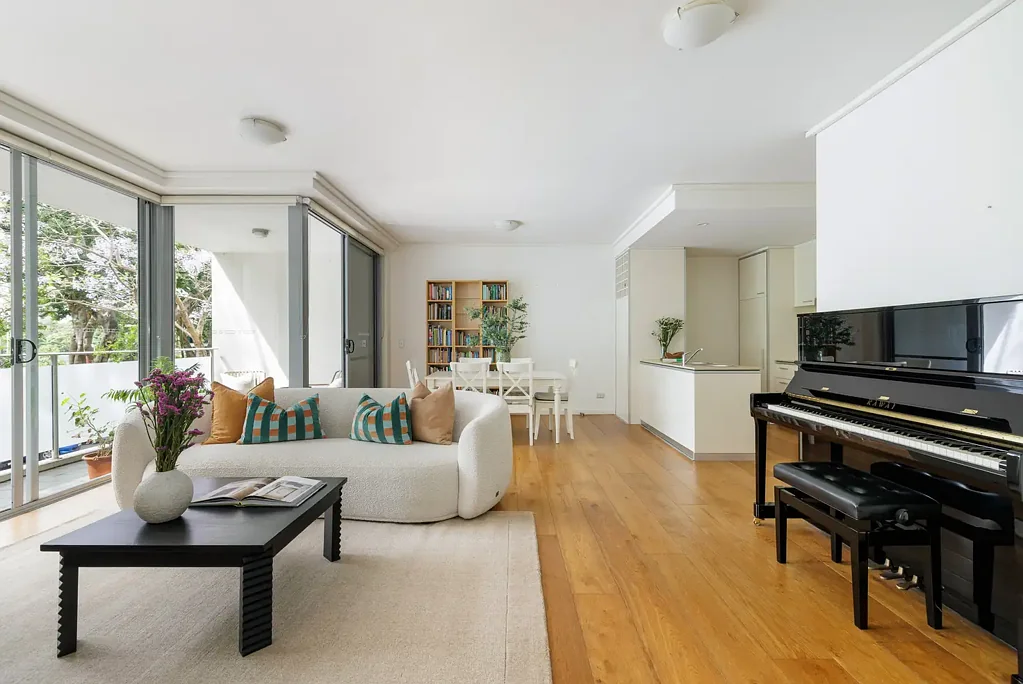 Redfern 2房 黄金位置 Redfern Park景观 露台绿意 开放式设计 现代厨房 保安停车 游泳池配套 咖啡馆近邻 Contemporary entertainer with idyllic parkland views