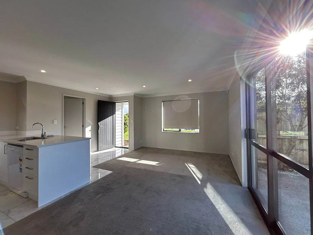 Easy care, modern 2 Bedroom Unit