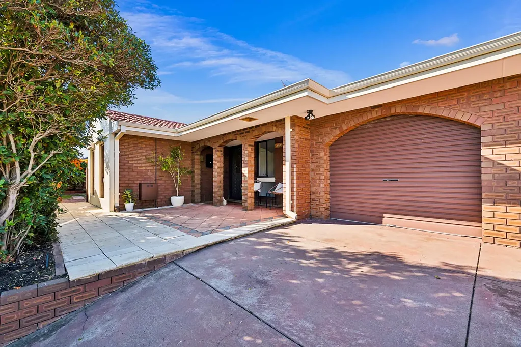 Spearwood 4침실 Packed with Potential in a Prime Spearwood Location!