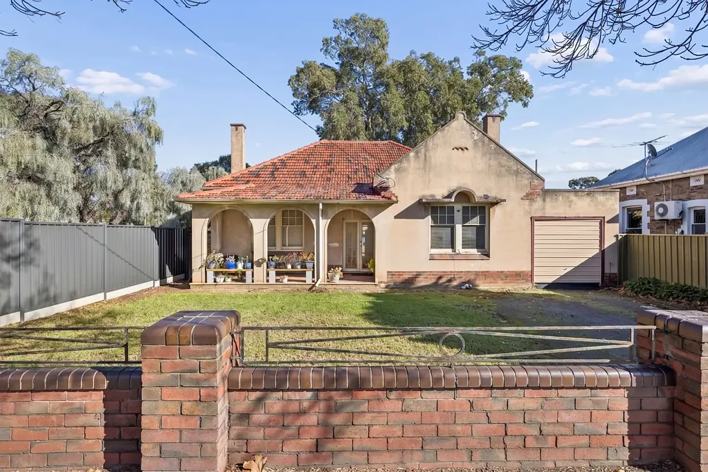 Clarence Park 3房  Classic Foundations, Future Possibilities with approved Sub-Division