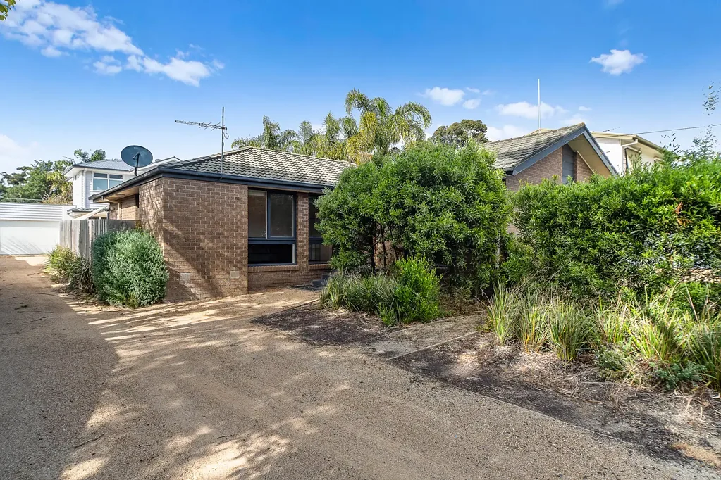 Spacious 3-Bedroom Home with Double Garage & Private Courtyard