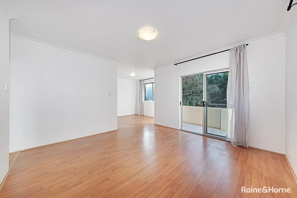 SPACIOUS THREE BEDROOM IN THE HEART OF KENSINGTON!