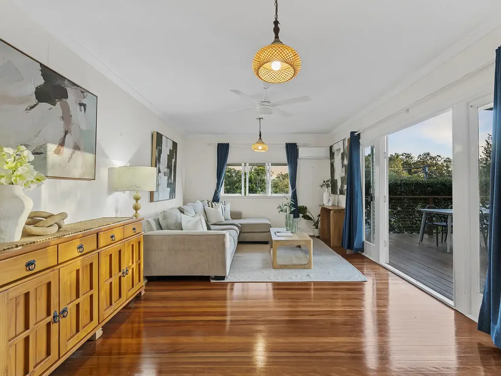 Salisbury 3Kwarto Elevated Corner Block Home with Plenty of Potential