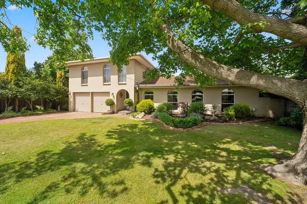 Shepparton 4 Slaapkamer Welcome to this impressive two-storey family residence, it's like living in your own oasis.