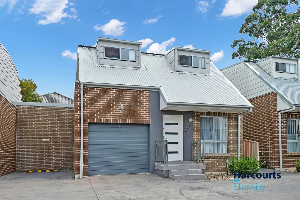Immaculate Townhouse, Convenient Location!