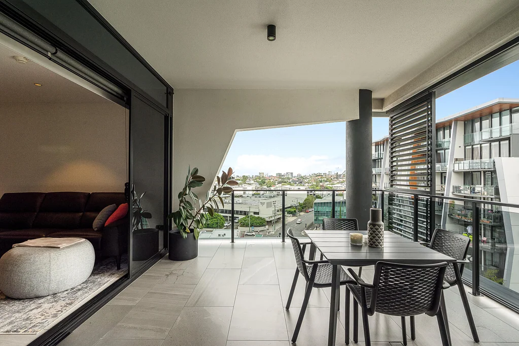 Luxurious 8th Floor Residence with Breathtaking New Farm Views