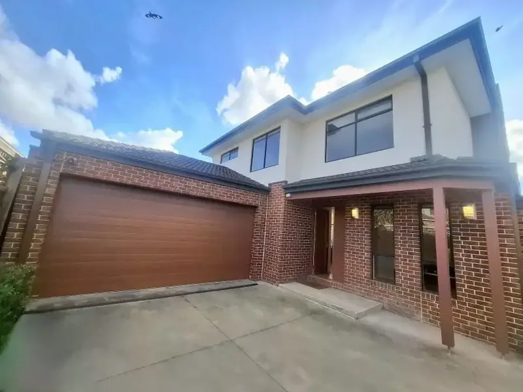 Burwood 5 Bedroom Spacious Townhome in a Quiet and Private Setting