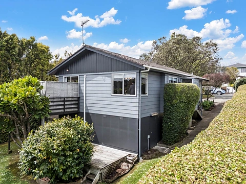 9 Tree View Avenue, Glenfield, North Shore City