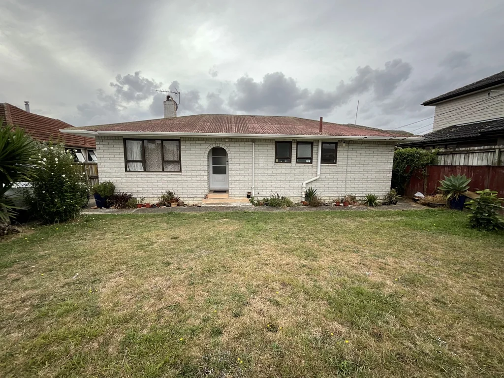 Charming 3-Bedroom Standalone Home at 1 Hutt Road, Manurewa