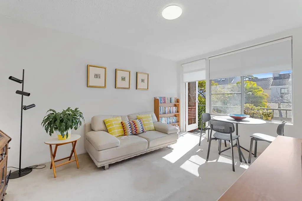 Ideally Located Sunny Apartment With Car Space