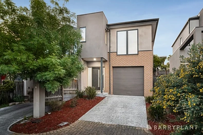 Mooroolbark 3房 时尚、精致且极其便利。 Streamlined, sophisticated and wonderfully convenient.