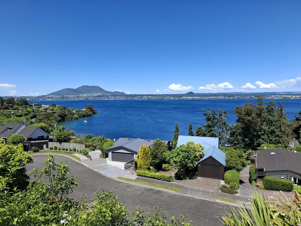 Acacia Bay 3部屋 Where Views Meet Lifestyle - A True Taupo Retreat