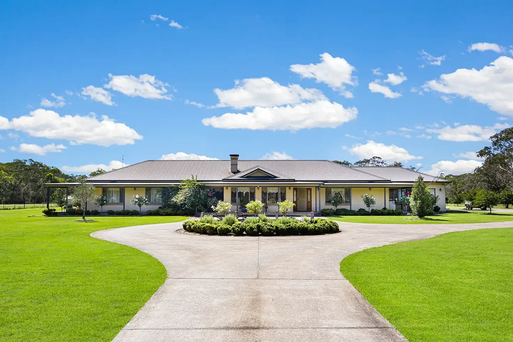 Cranebrook 10房 3.04公顷双住宅 6卧主屋 4卧次屋 黑butt木厨 巴西花岗岩台面 玫瑰木地板 水疗浴室 壁炉 多娱乐区 棚屋带电源 停车位充足 靠近CBD学校 Grand Dual-Residence on 7.5 Acres