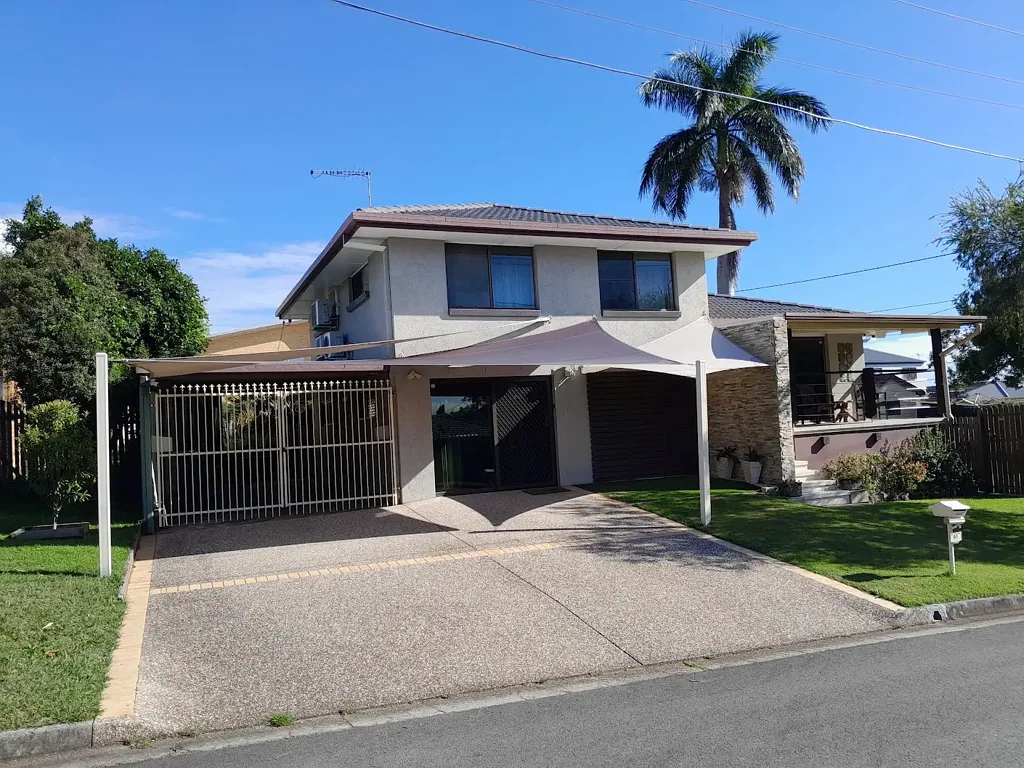 Kippa-Ring 3 Slaapkamer Spacious Family Home on a Fully Fenced Corner Block - Two Street Access - Large Shed. Private Inspections Welcome