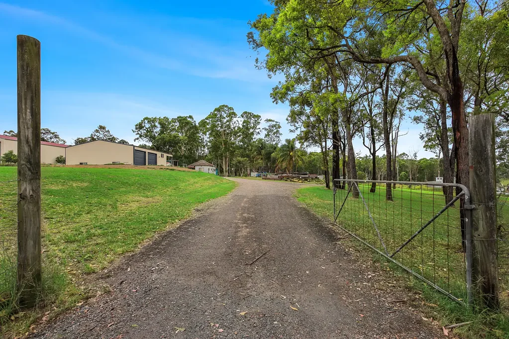 Berkshire Park 5ห้องนอน Acreage Living with Dam, Sheds & Spacious Layout