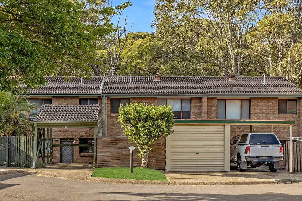 Elermore Vale 3ห้องนอน Modern Townhouse Backing onto Peaceful Bushland - Low-Maintenance Living with a Natural Outlook
