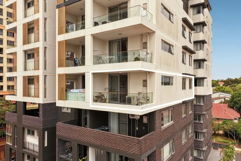 Strathfield 2कमरा Modern minimalist fifth floor apartment set 260m from Strathfield's vibrant CBD, bright north aspect