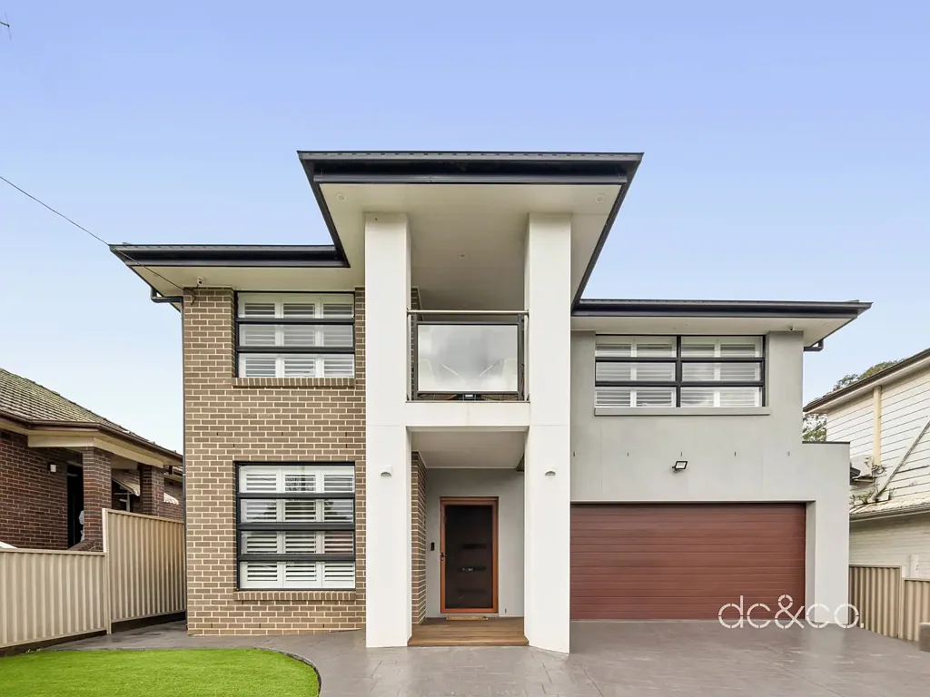 North Strathfield 6房 宽敞六卧住宅 569㎡地块 开放式生活区 新厨房 岛台黄铜五金 独立工作室 主卧套房 步行火车站 学校保护区 A substantial home designed for family living