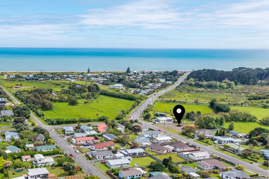 Otaki Beach Spacious section by the sea