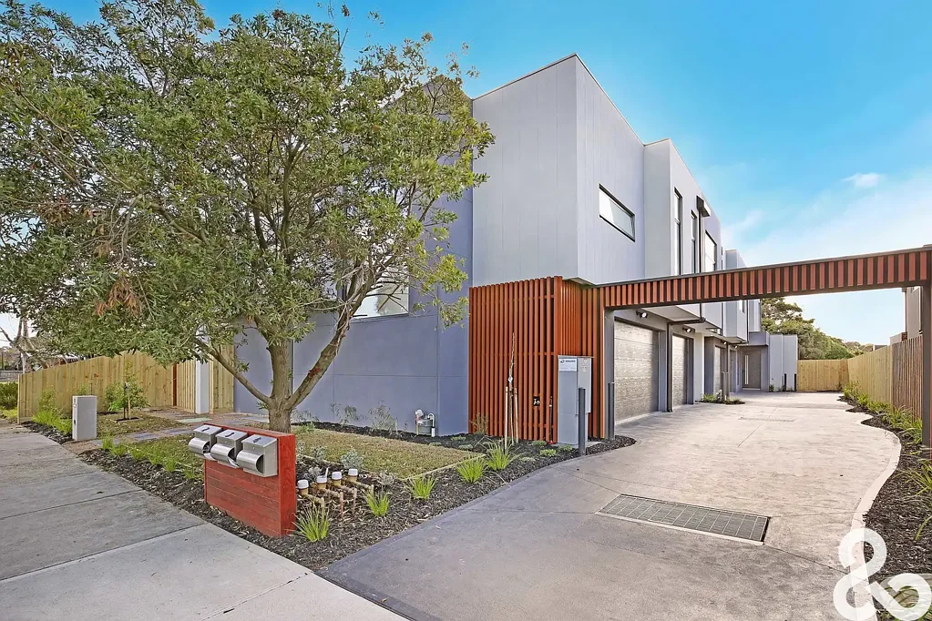 Townhouse for Lease in Heidelberg West – Perfectly Positioned for Convenience and Comfort!