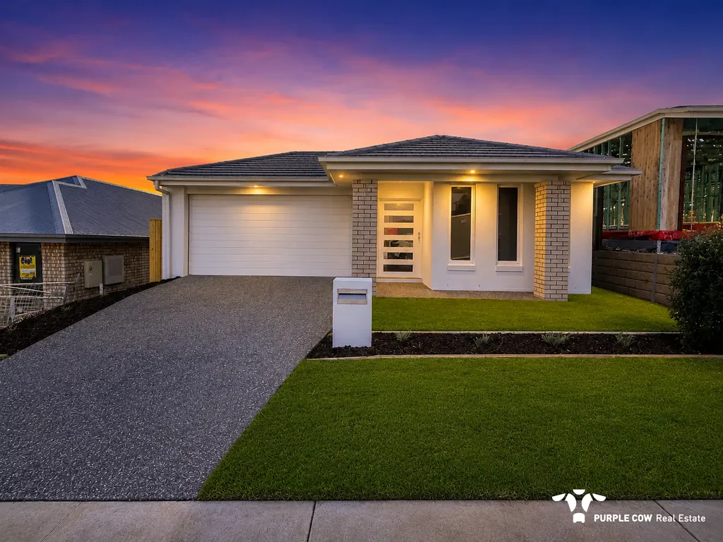 🏡 Brand New with stunning views of the Vally