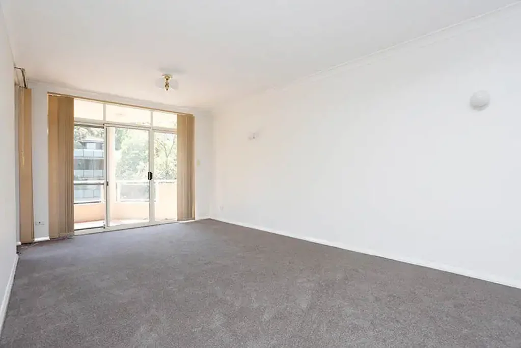 Spacious 2 bedroom unit in great location