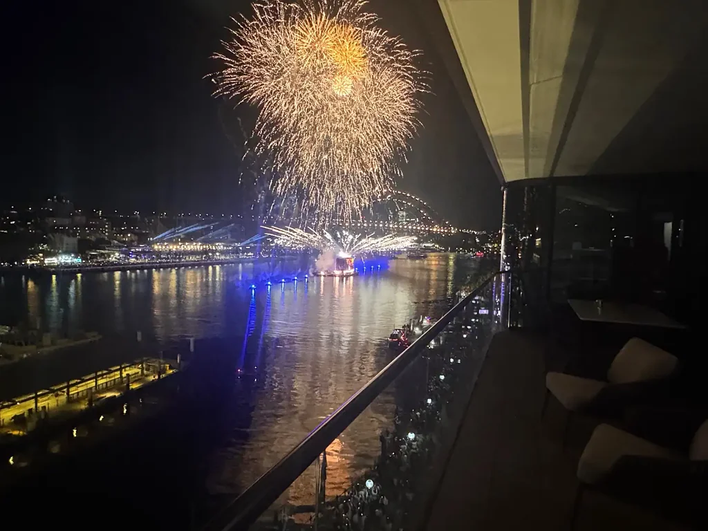 Sydney 2房 海港全景双寓 197㎡宽敞空间 尊享停车储藏 悉尼地标杰作

桥景海景尽收眼底 挑高奢华装修 贝内隆角尊贵地段

2.9米挑高 开放式设计 阳台尽揽城市风光 石材高端厨房

隐私卧室翼 步入式更衣室 套间 主卧尊贵享受

商务区近在咫尺 世界级娱乐配套 海港植物园步行达 "Opera Residence"  Award Winning Harbourfront