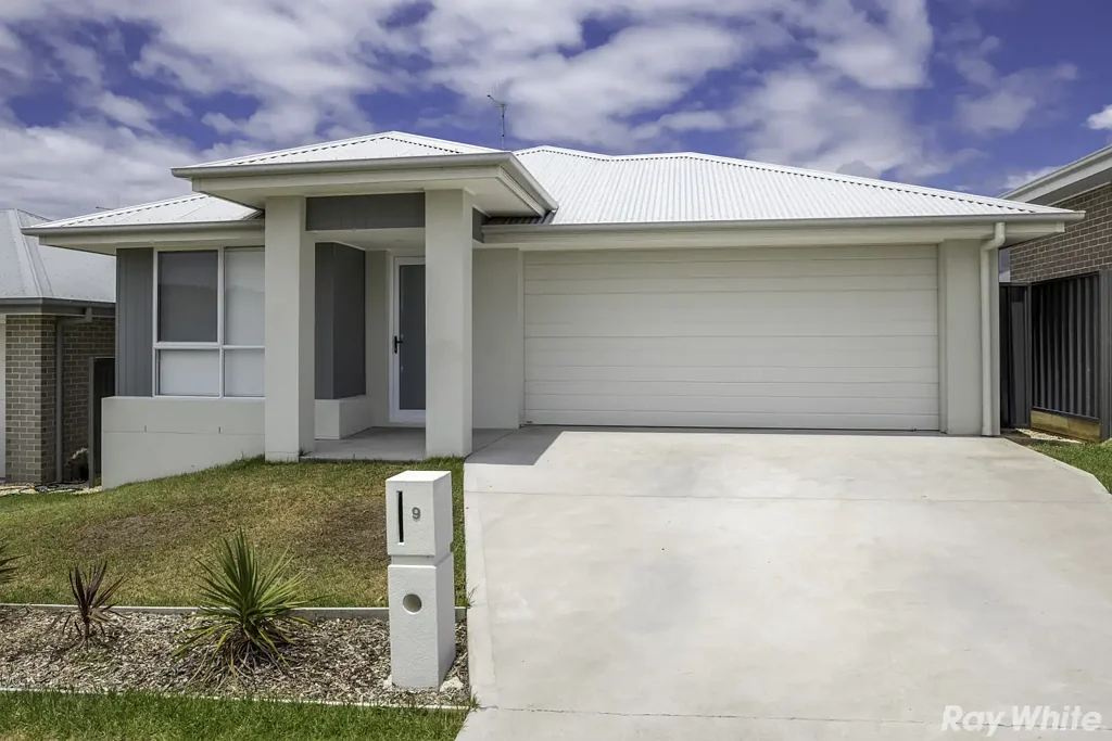 MODERN 4 BEDROOM HOME OFFERING SPACE AND COMFORT!