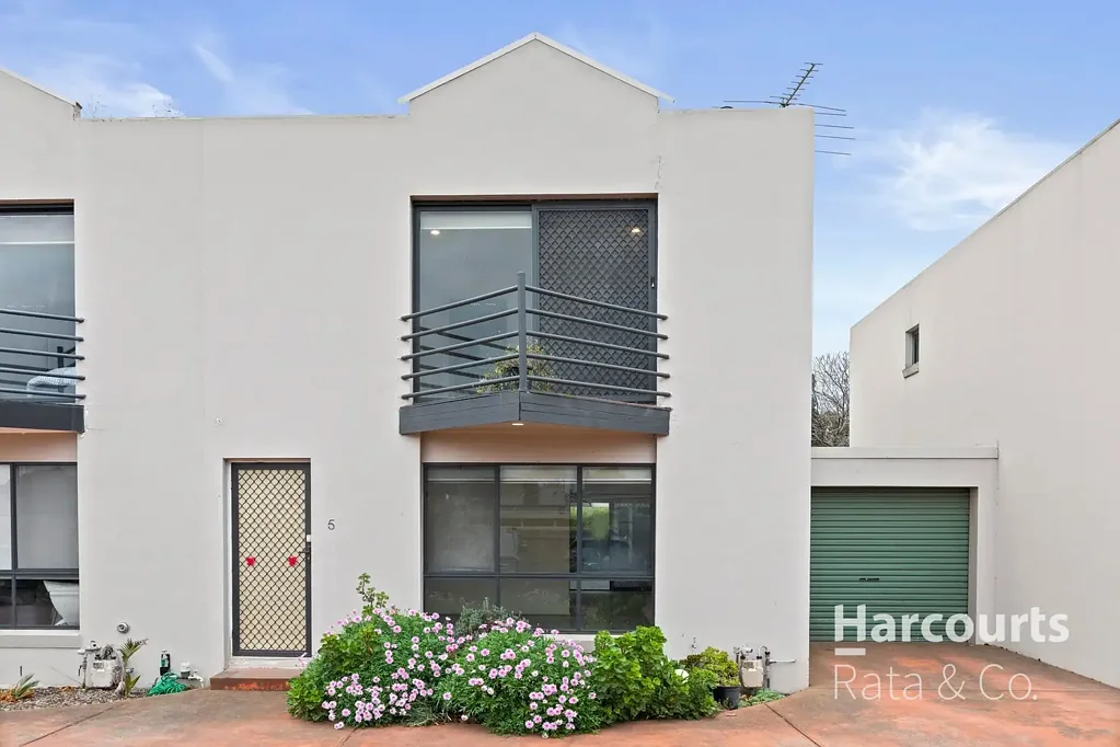 Stylish Living in a Peaceful Court Location