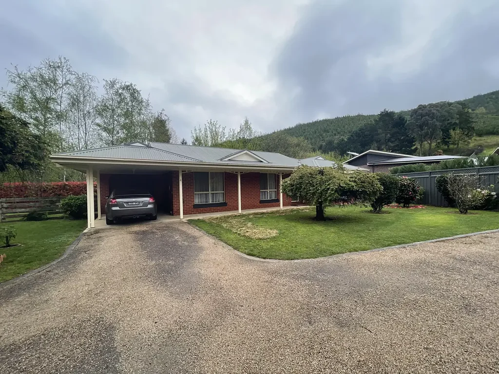 PEACEFUL, PRIVATE CLOSE TO TOWN.