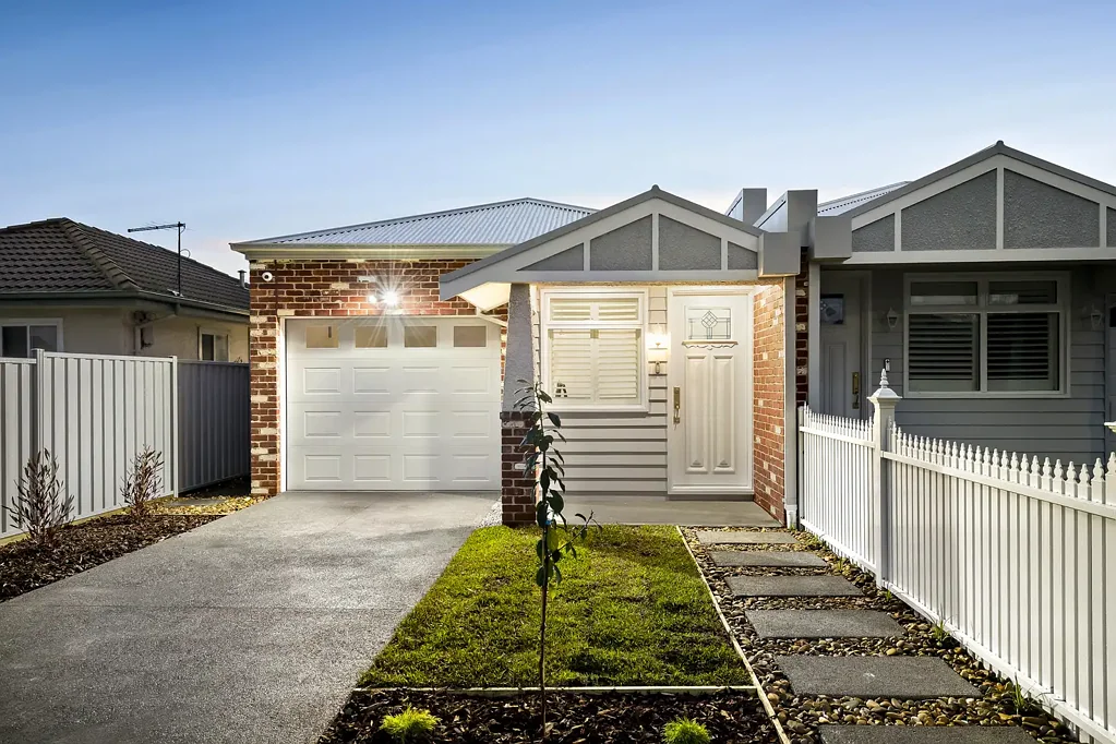 Fawkner 3غرفة نوم A Home that Celebrates Light, Material, and Family