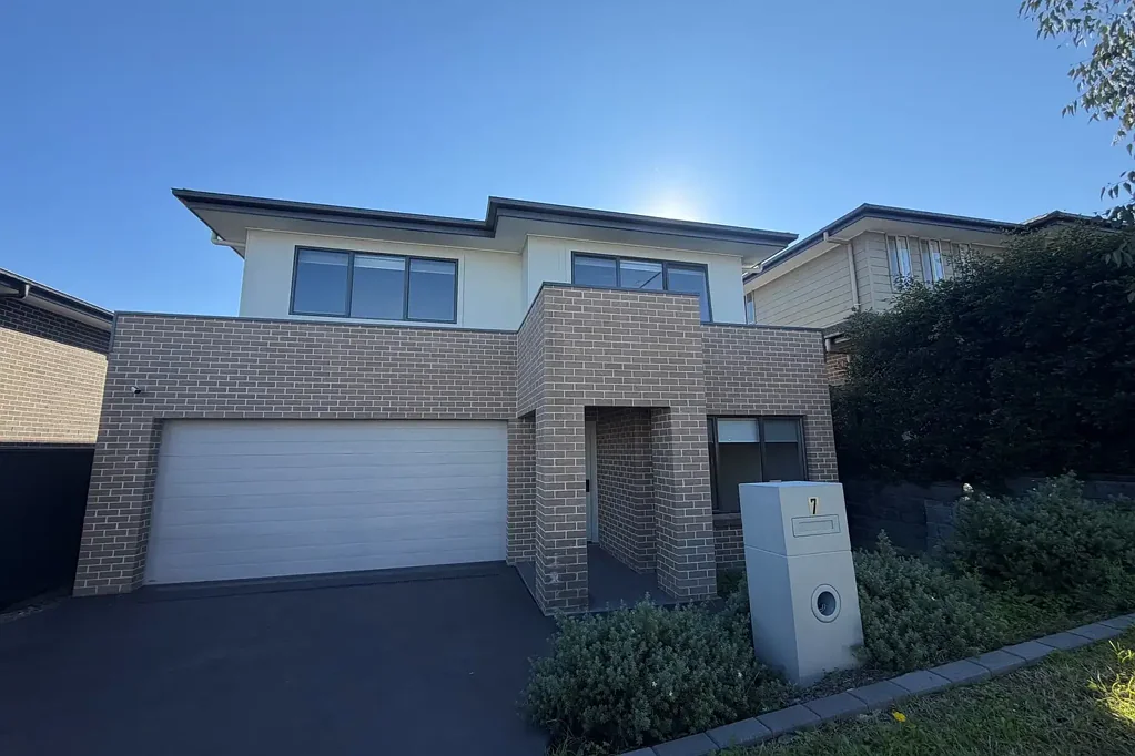 SPLENDID NEW EX-DISPLAY HOME IN PERFECT FAMILY LOCALE