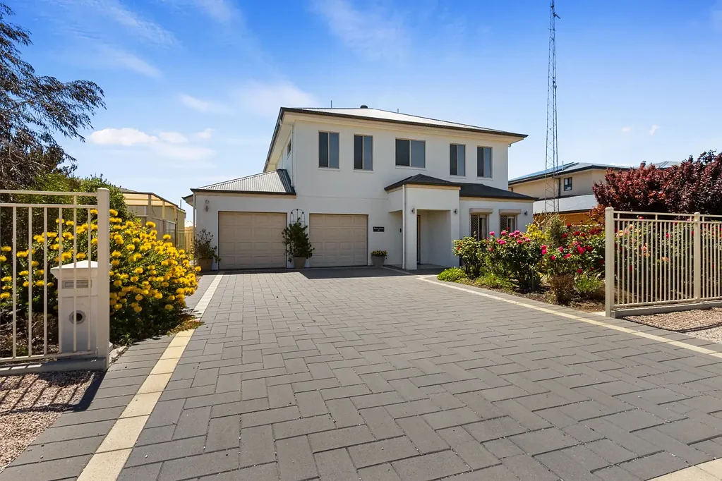 Wallaroo 5Kwarto Ocean Views from this Stunning Two-Storey Home