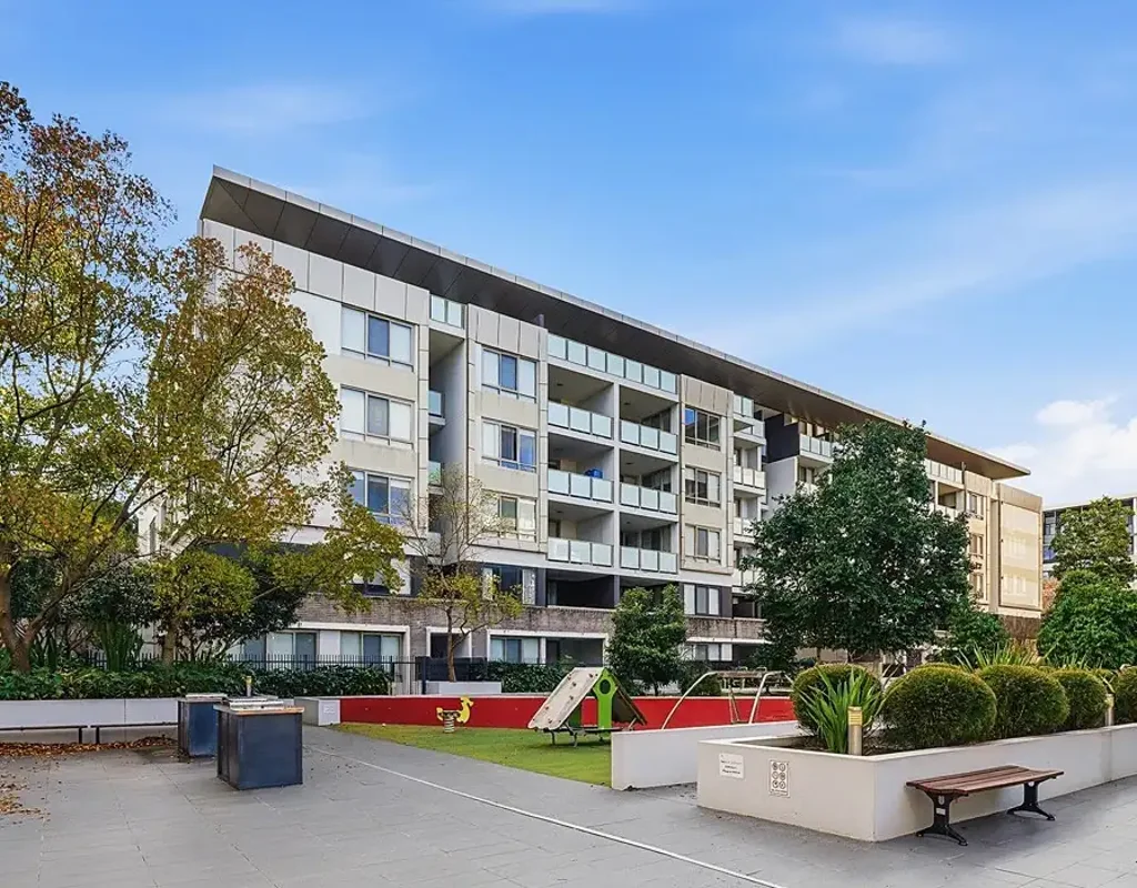 MODERN TWO BEDROOM APARTMENT WITH STUDY & COURTYARD