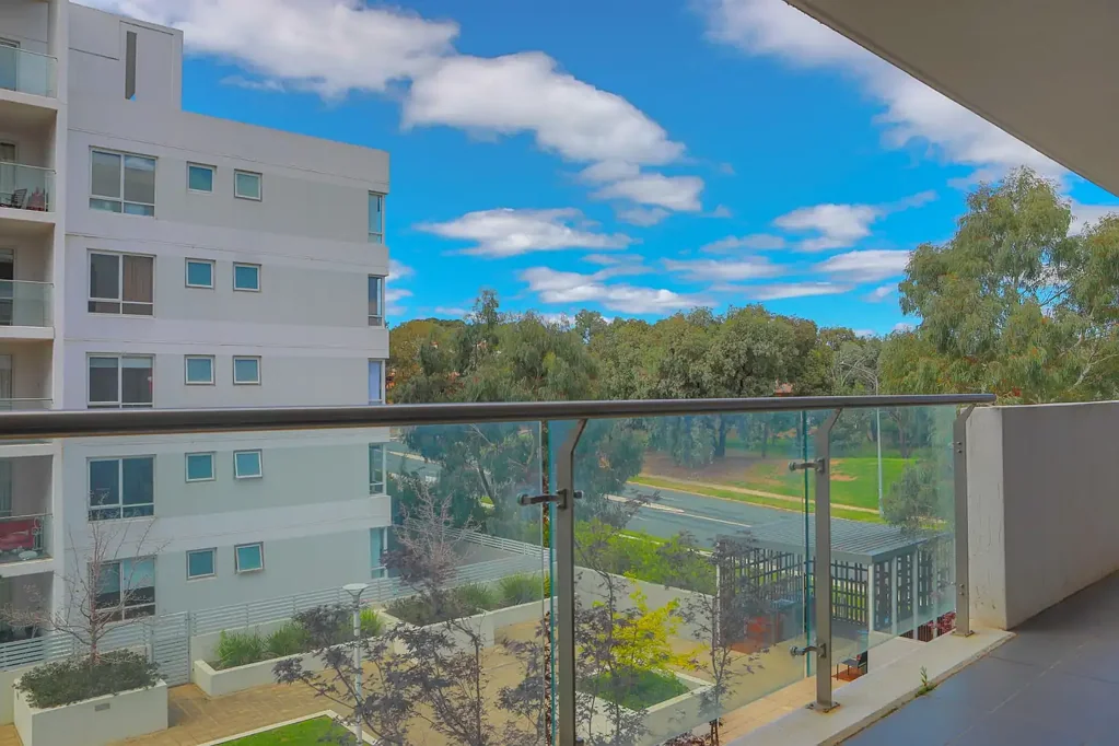 Modern 2-Bedroom Apartment in the Prestigious Oracle Complex
