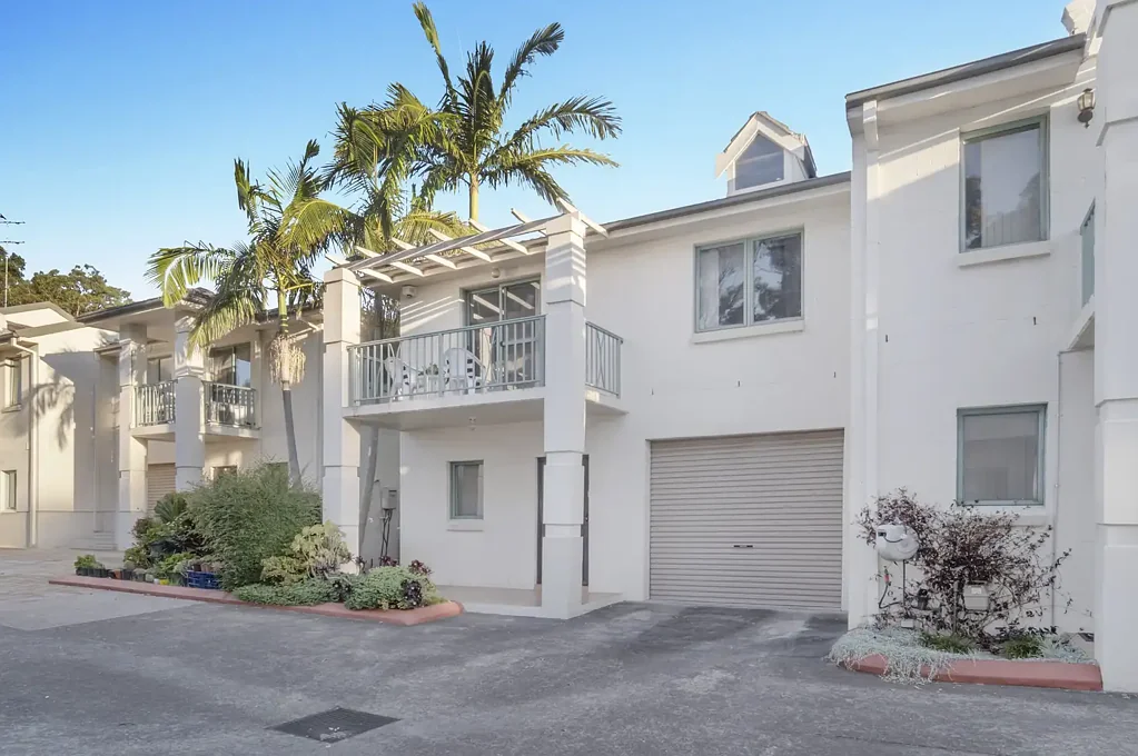 Strathfield South 3房 Strathfield南核心位置 全砖结构 后院静谧 石材厨房 主卧带套 车库宽敞 明亮开敞 Private Rear-Set Townhome | Leafy Outlooks & Everyday Convenience