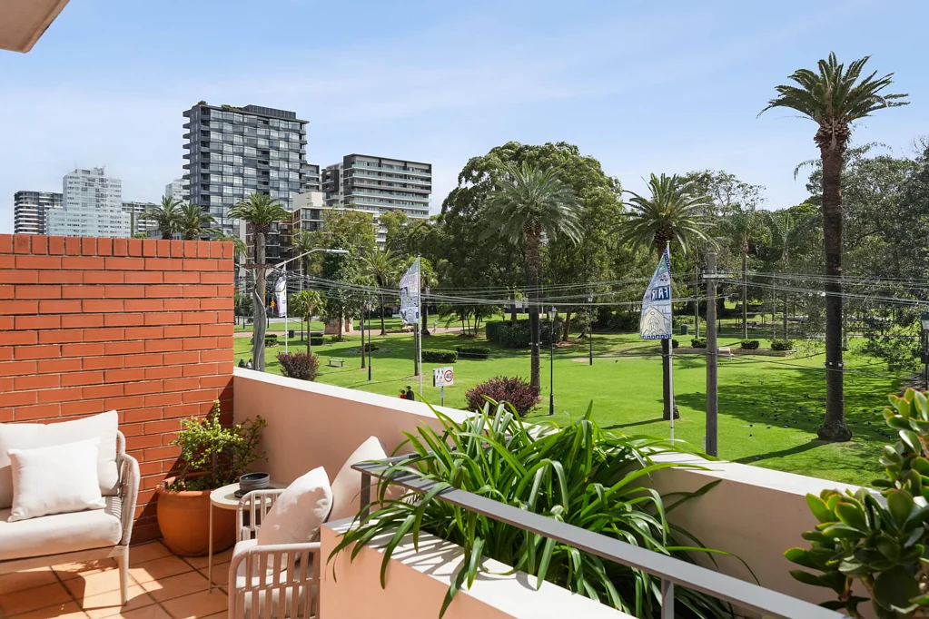 Burwood 3Kwarto Fully Renovated Three-Bedroom Apartment Overlooking Stunning Burwood Park View