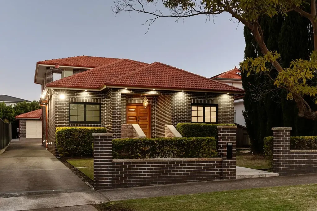Strathfield 5房 豪华翻新 651㎡阔地 大理石厨房 精英学区 步行便利 神圣主卧 独立工作室 Luxury appointed family home set on a landscaped 651sqm parcel