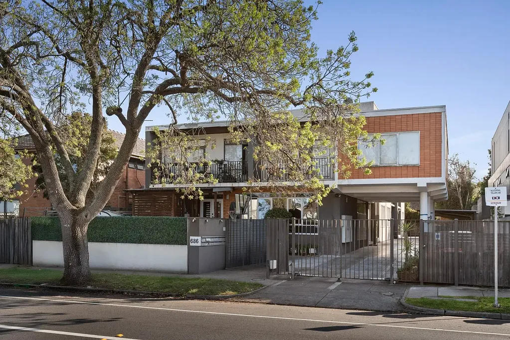 Caulfield North 2 Bedroom Modernized Class in Ground Floor Seclusion