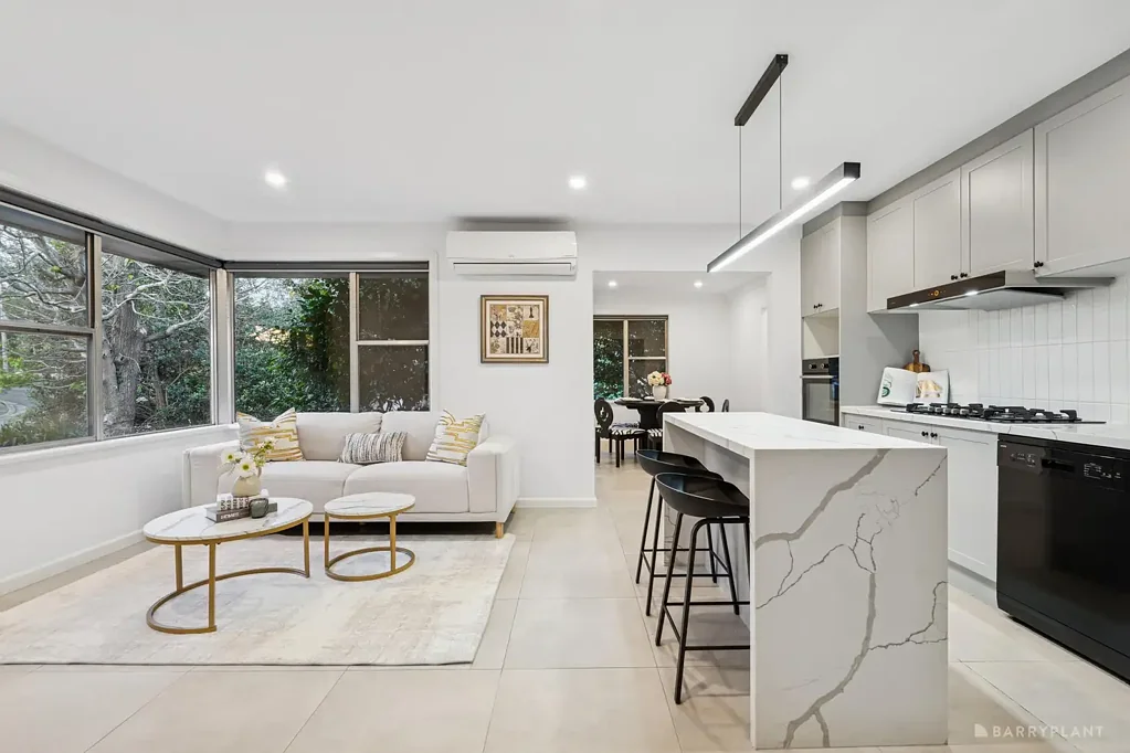 Donvale 4房 设计师精心翻新 4卧宽敞住宅 邻近学校公园 时尚厨房娱乐岛台 高端浴室固定装置 大幅街角地块 家庭生活首选 Updated with Designer Flair