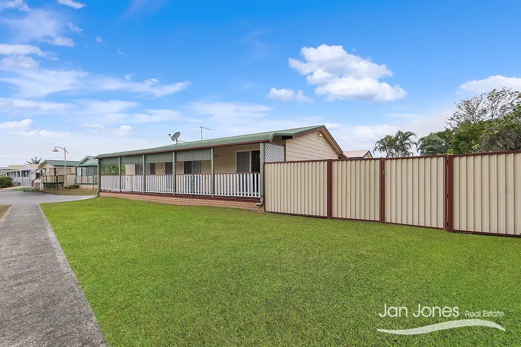 Deception Bay 3ਬੈੱਡਰੂਮ LAKEFRONT LIVING – PALM LAKES RESORT, DECEPTION BAY