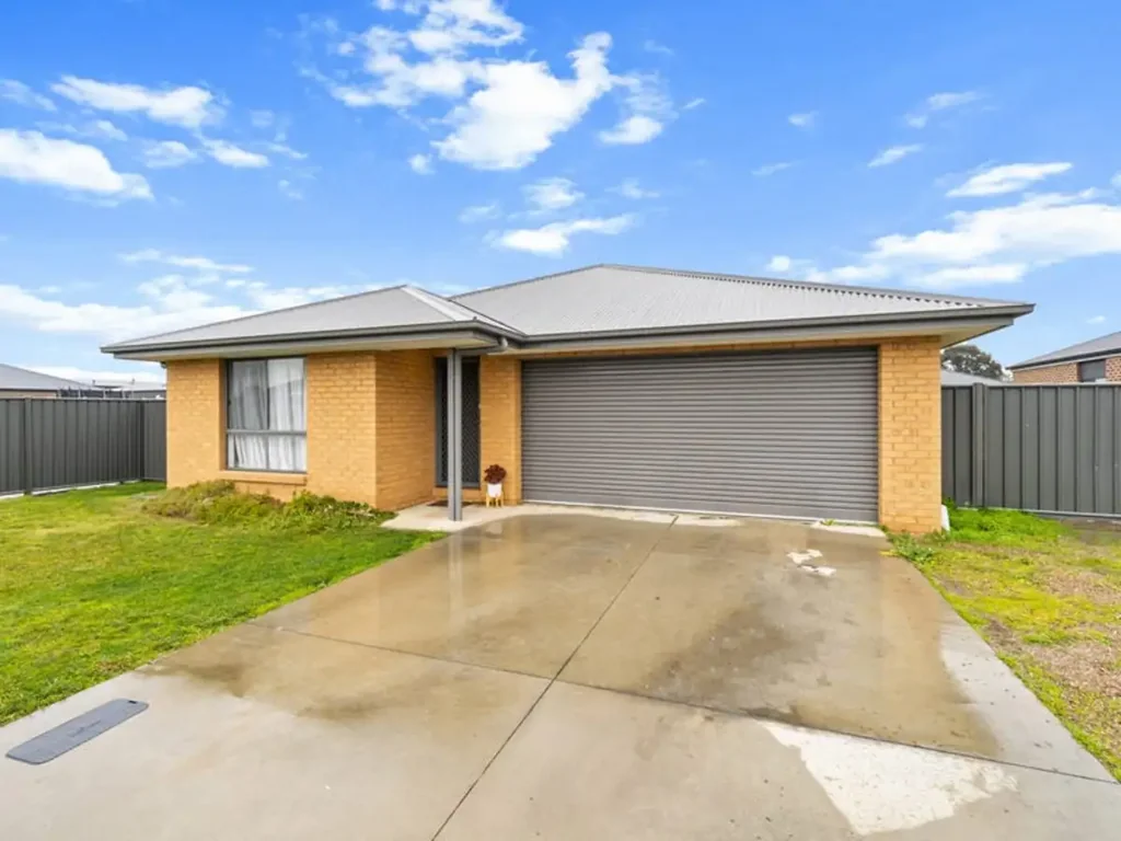 15 Hammond Drive, Maffra, VIC 3860